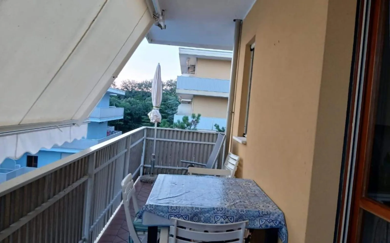 Terrazzo con tavolo e sedie all'ombra della tenda — Casa Vacanze Monachy Beach, Bibione
