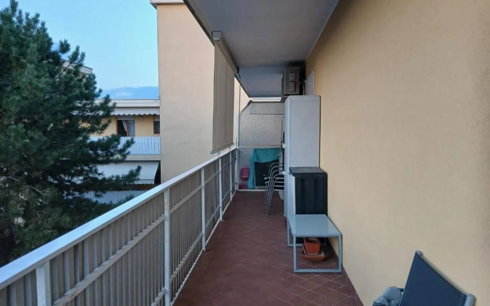 Il terrazzo che gira intorno alla casa — Casa Vacanze Monachy Beach, Bibione