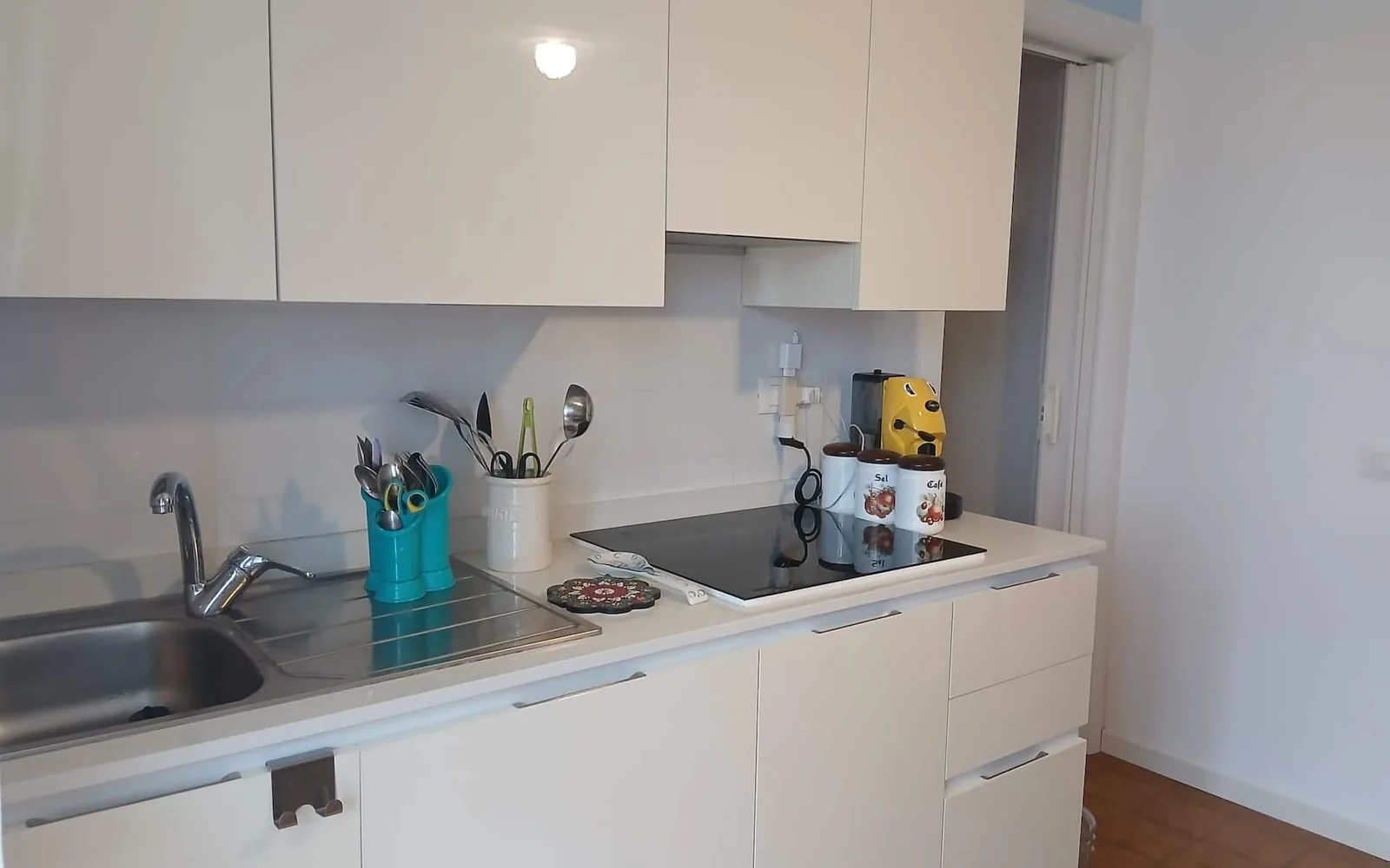 Angolo cottura con piano a induzione e lavello — Casa Vacanze Monachy Beach, Bibione