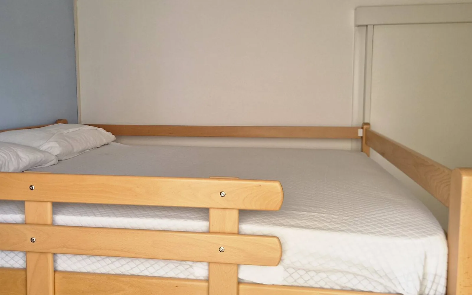 Letto a castello accanto all'armadio — Casa Vacanze Monachy Beach, Bibione