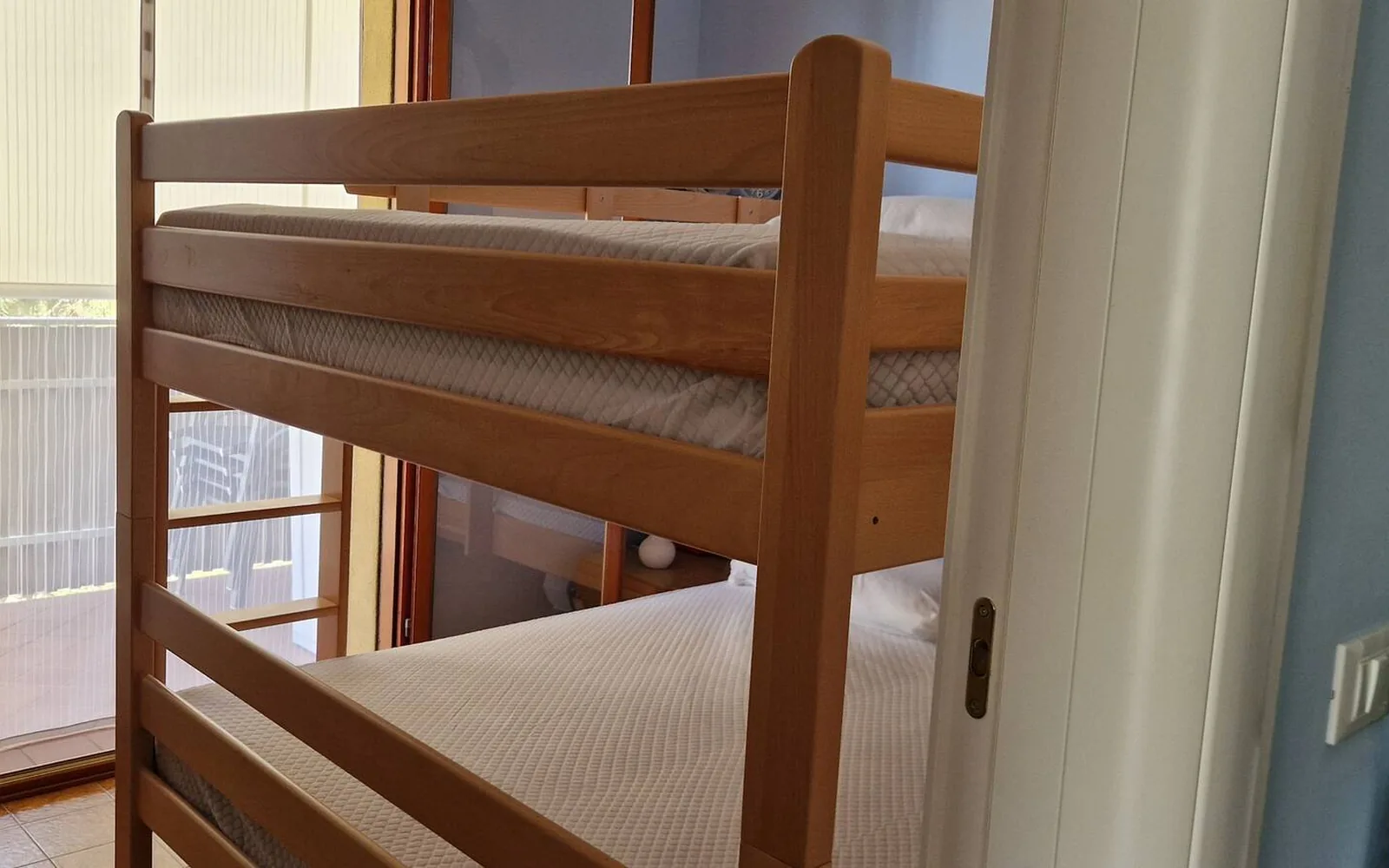 Camera con letto a castello e finestra sul terrazzo — Casa Vacanze Monachy Beach, Bibione