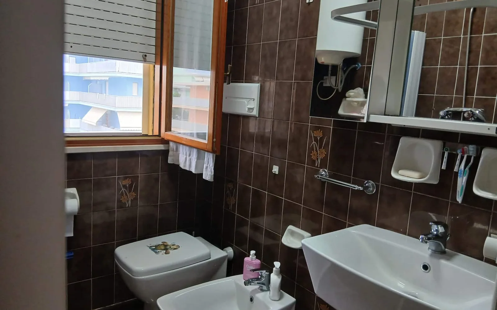 Bagno con lavabo, wc e bidet — Casa Vacanze Monachy Beach, Bibione