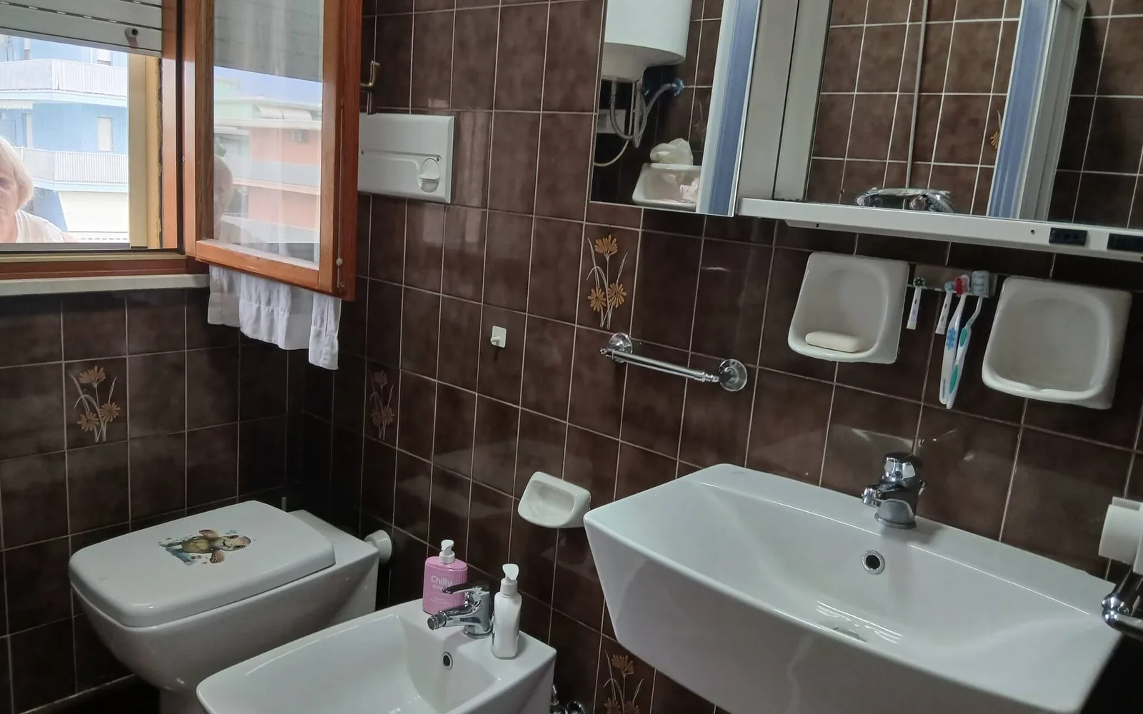 Bagno con specchio e finestra — Casa Vacanze Monachy Beach, Bibione