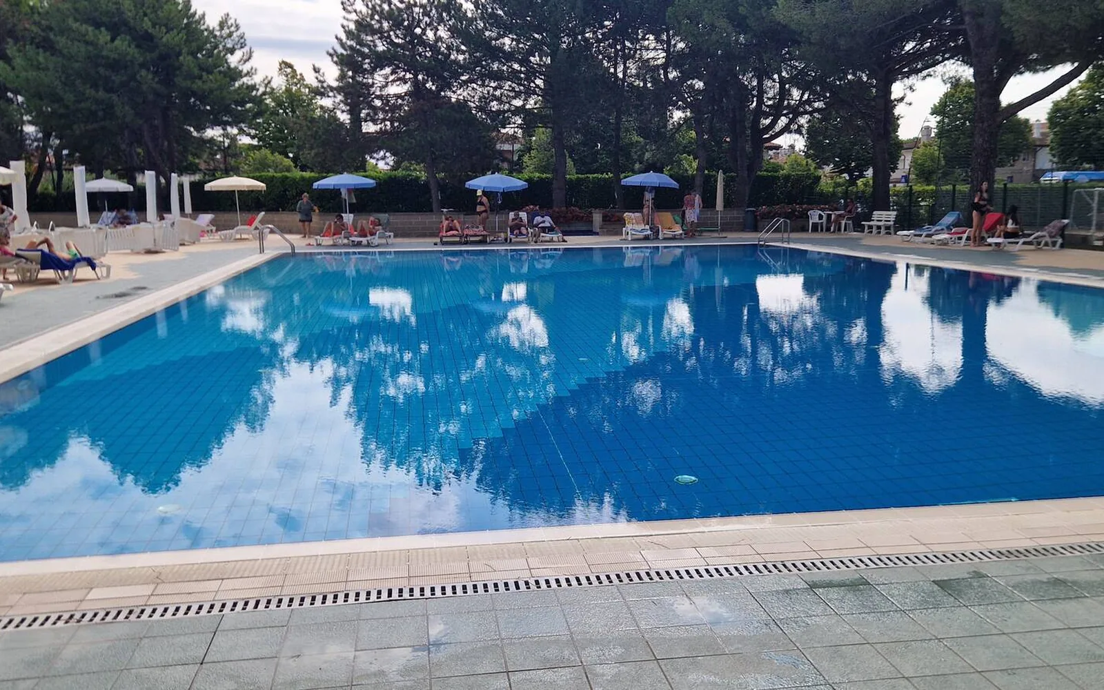 Piscina grande del residence fra i pini — Casa Vacanze Monachy Beach, Bibione