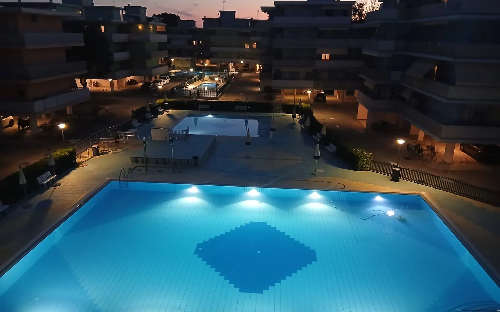 Le piscine del residence di sera — Casa Vacanze Monachy Beach, Bibione
