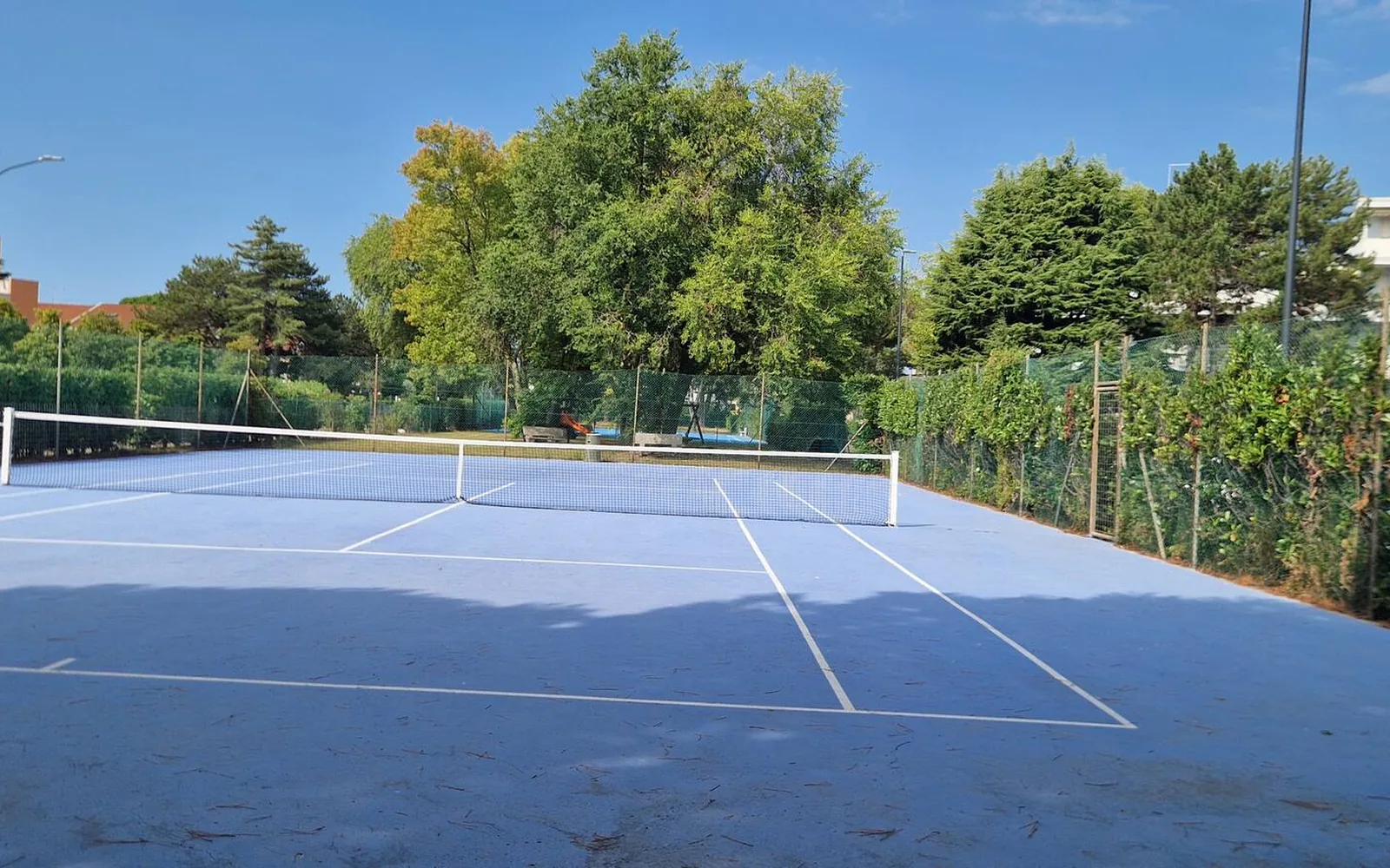 Il campo da tennis visto da bordo campo — Casa Vacanze Monachy Beach, Bibione