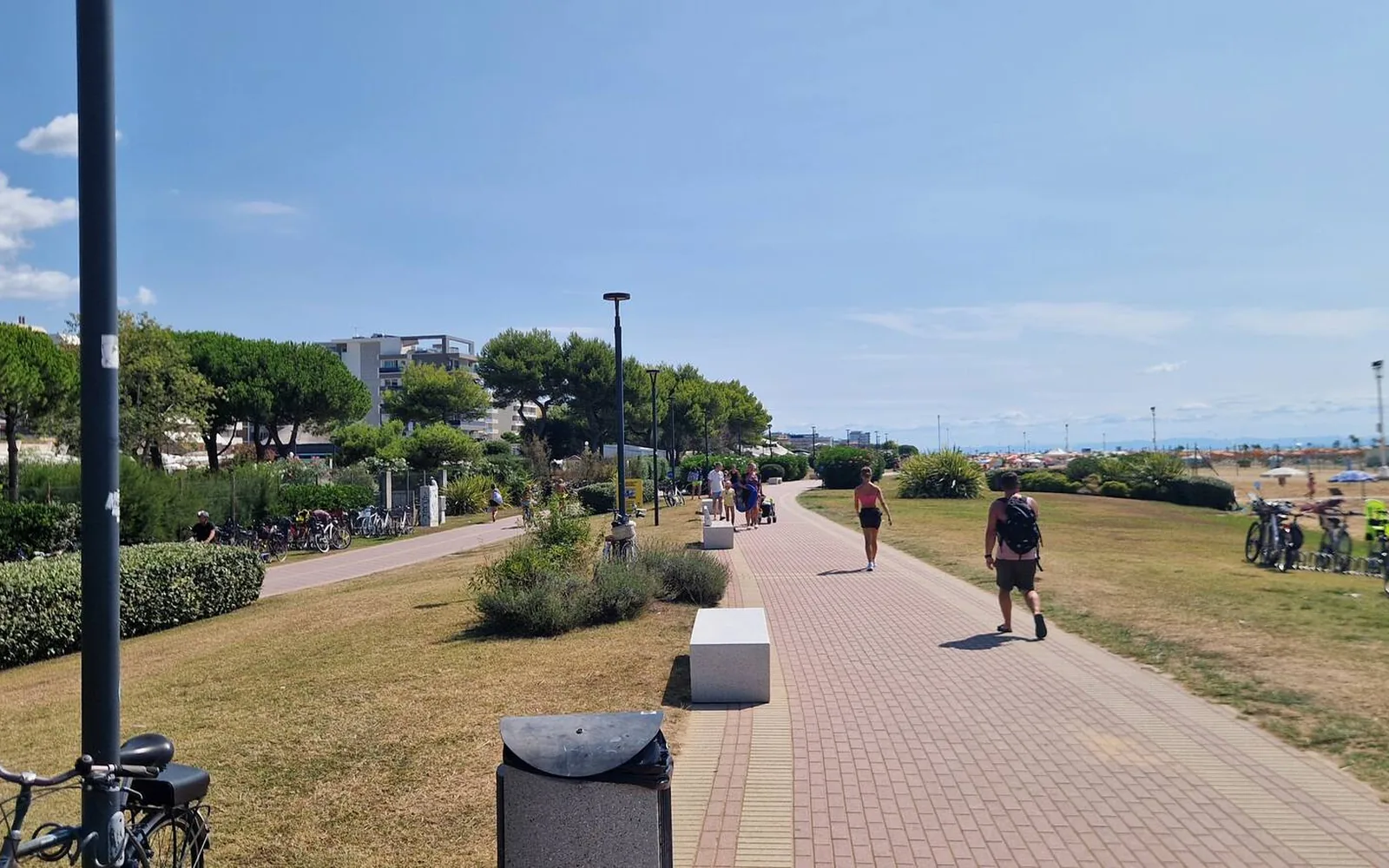 La passeggiata sul lungomare di Bibione — Casa Vacanze Monachy Beach, Bibione