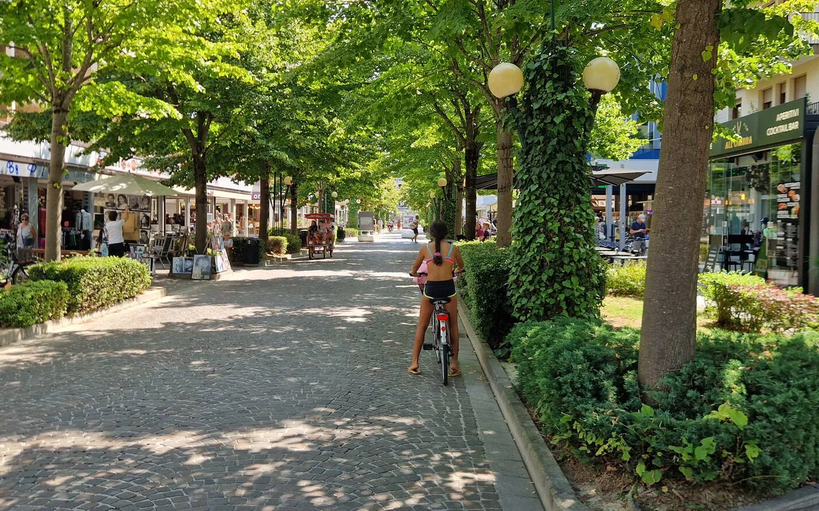 Il viale del centro di Bibione con negozi e locali — Casa Vacanze Monachy Beach, Bibione